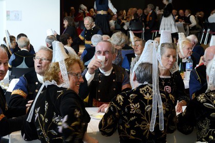 France, Finistère (29), Locronan, procession de la petite Troménie, costume traditionnel breton