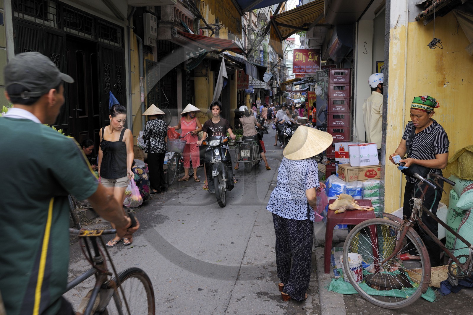 Vietnam, Hanoï, quartier Le Duan dans la vieille ville, rue commerçante