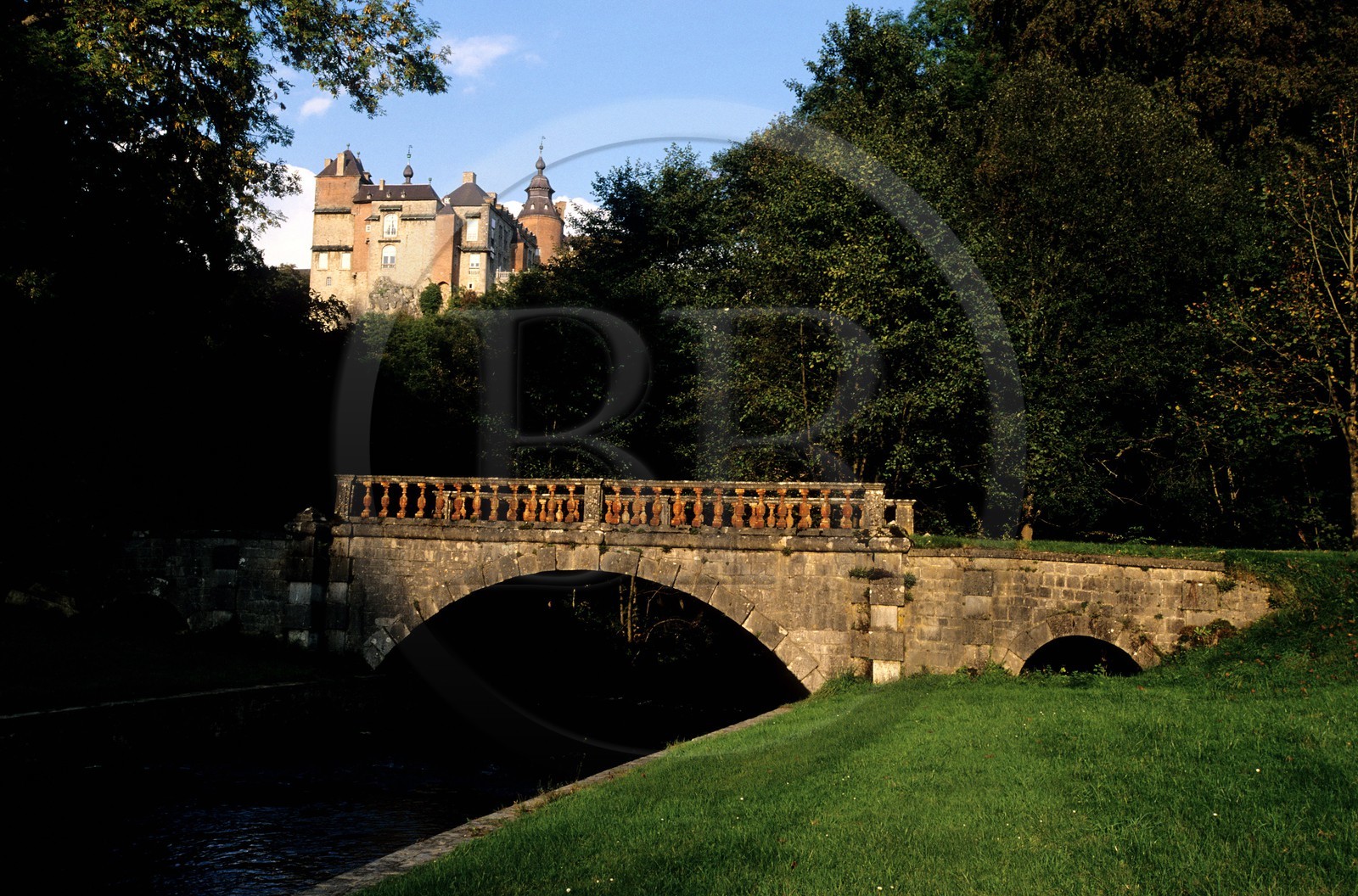 Belgique, Wallonie, province de Liège, le château de Modave en surplomb sur la rivière Hoyoux