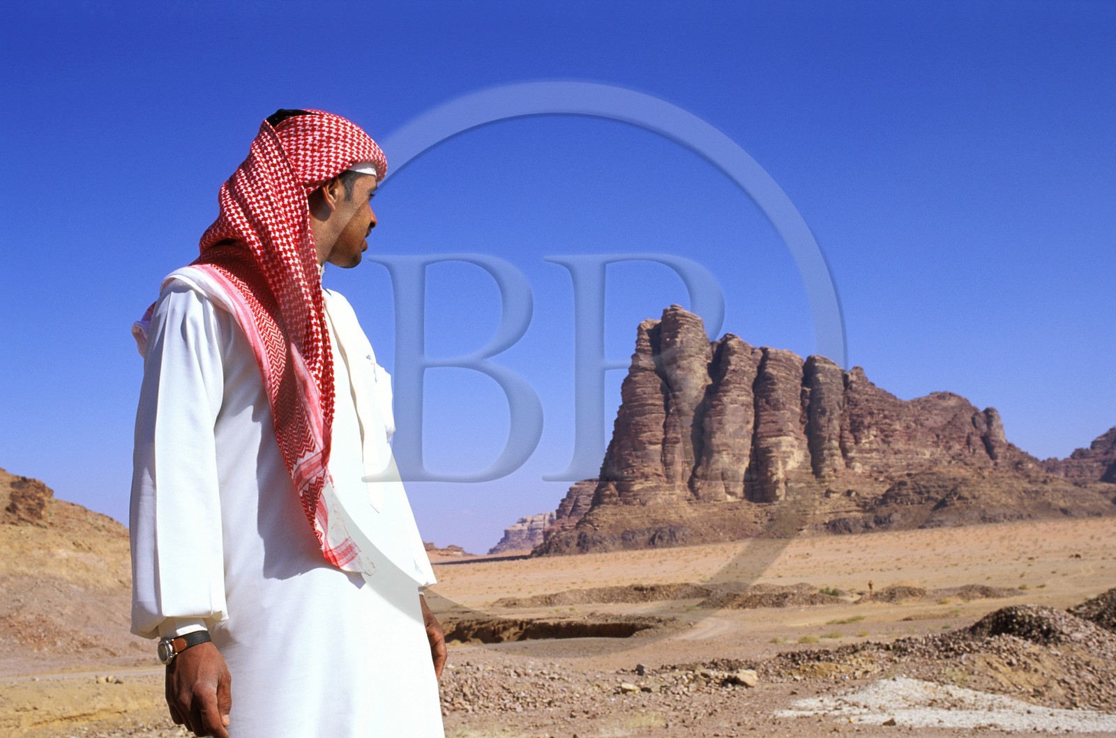 Jordanie, Wadi Rum, un bédouin devant le massif dit des Sept Piliers de la Sagesse