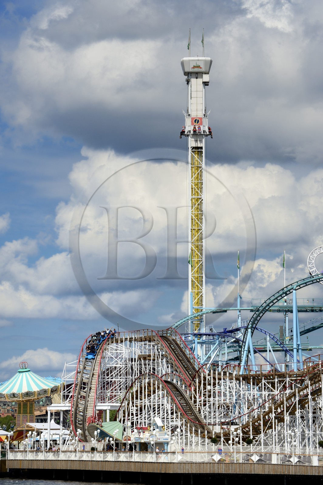 Suède, Stockholm, Djurgarden, le parc d'attractions Gröna Lund aux accents de fête foraine, montagnes russes