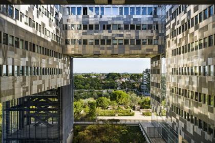 France, Hérault (34), Montpellier,  quartier de Port Marianne, l'Hotel de Ville conçu par les architectes Jean Nouvel et François Fontès, patio entre eau et ciel
