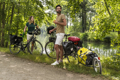 France, Deux-Sèvres (79), le Marais Poitevin, la Venise Verte, Magné, randonnée à bicyclette le long de la Sèvre Niortaise sur la voie cyclable de la Vélo Francette, vélo avec une remorque transportant le matériel de camping
