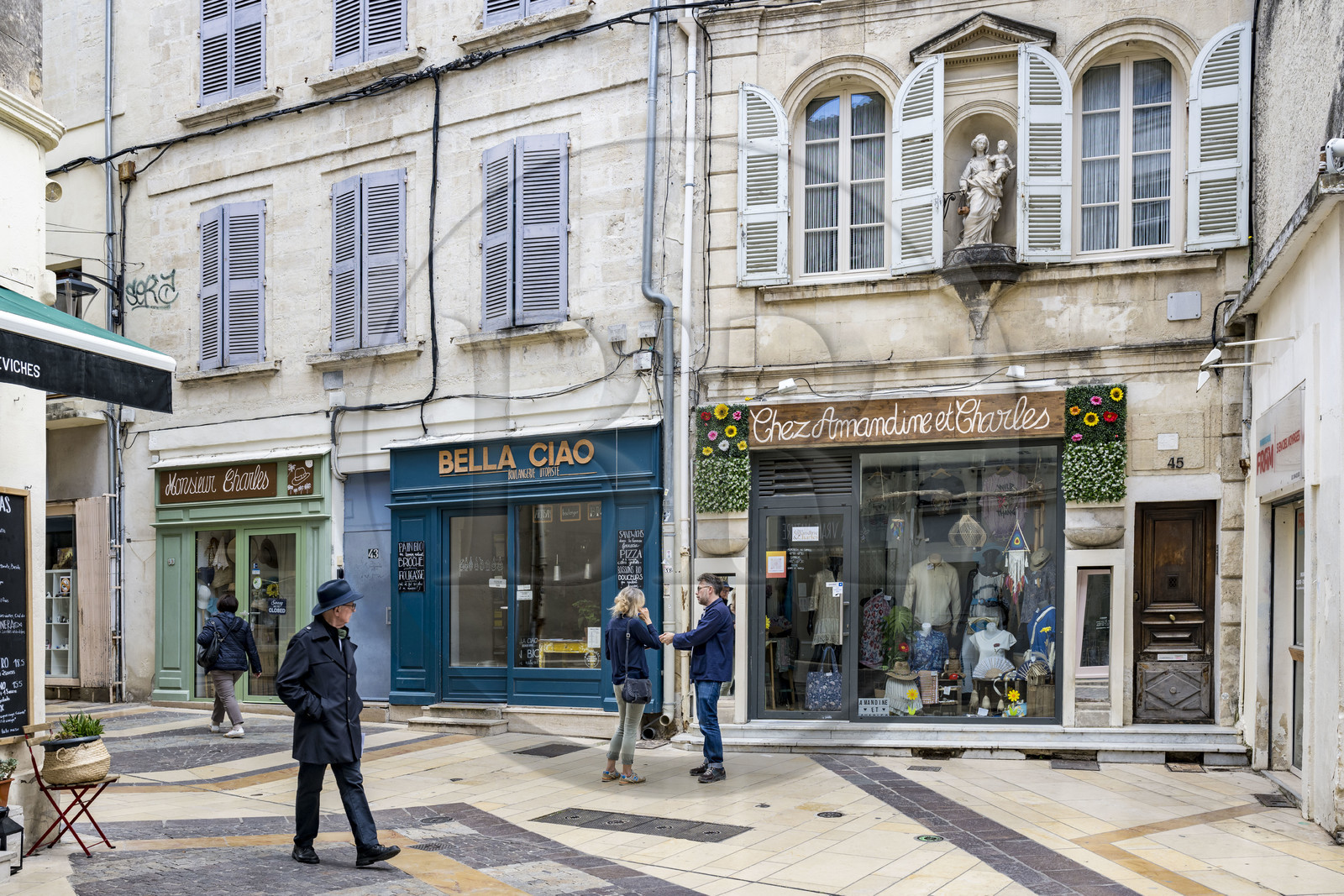 France, Vaucluse (84), Avignon, boulangerie utopiste Bella Ciao rue des Fourbisseurs et une des nombreuses Vierge Marie qui ornent les facades de maisons