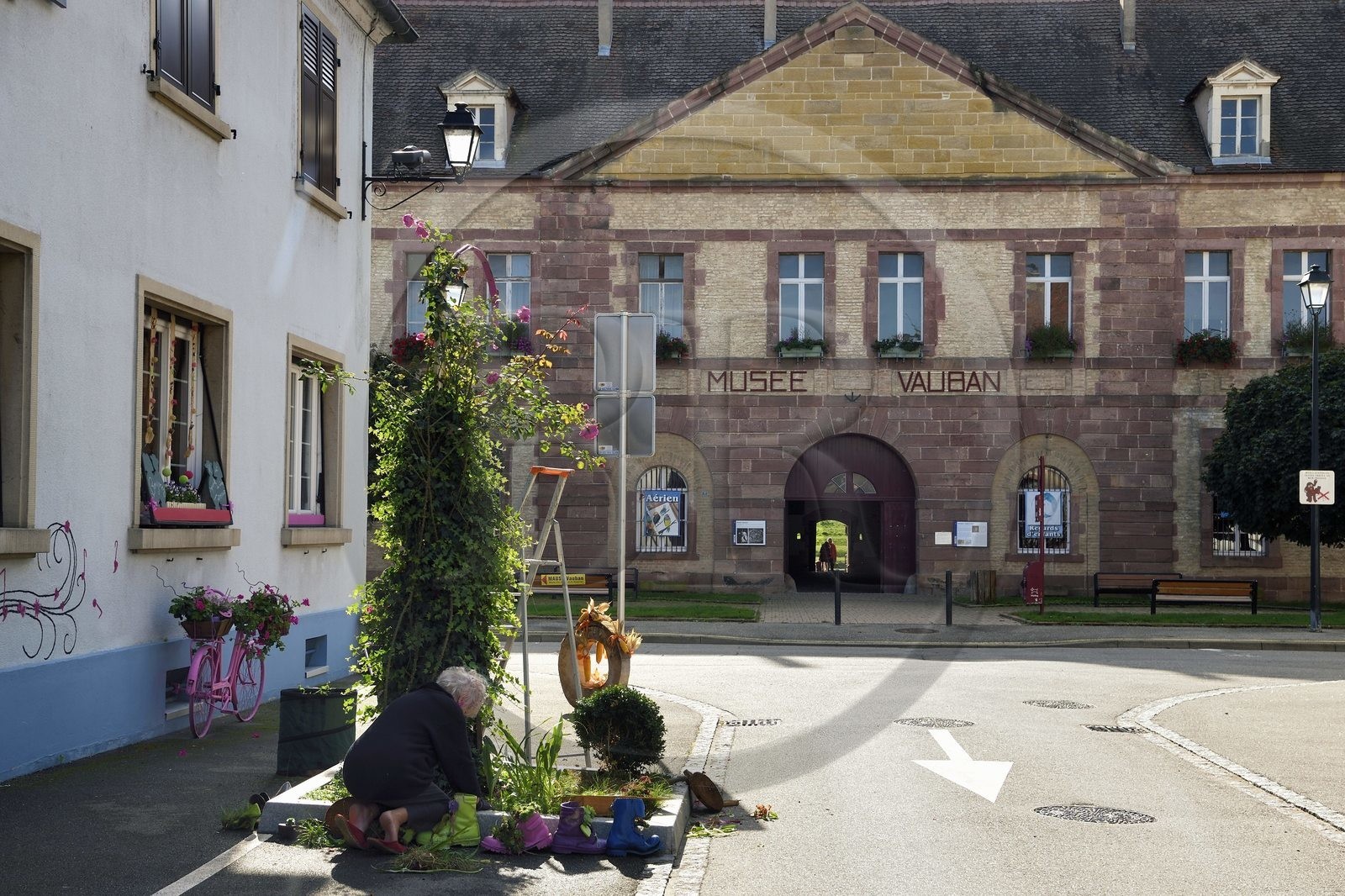 France, Haut-Rhin (68), Neuf-Brisach, ville fortifiée par Vauban, classée Patrimoine Mondial de l'UNESCO, la Porte de Belfort et le musée Vauban au sud-ouest et végétalisation de la rue par une voisine