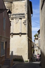 France, Bouches-du-Rhône (13), Arles, l’hotel particulier des Amazones avec des ornements prélevés dans la nécropole romaine des Alyscamps