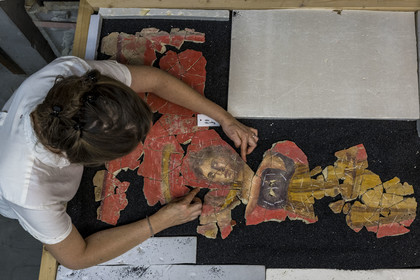 France, Bouches-du-Rhône (13), Arles, musée départemental Arles antique, dans les réserves du musée, issu des fouilles des ruines de la maison de la harpiste (entre 70 et 50 av. J.-C.) dans le site de l'ancienne verrerie de Trinquetaille sur la rive droite du Rhone, assemblage de fragments de la peinture murale à fresque adoptant du rouge vermillon avec le pigment le Cinabre le plus couteux du monde romain, la figure d’une harpiste qui a donnée son nom à la villa