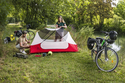 France, Deux-Sèvres (79), le Marais Poitevin, la Venise Verte, Magné, randonnée à bicyclette, installation du campement pour la nuit le long de la Sèvre Niortaise
