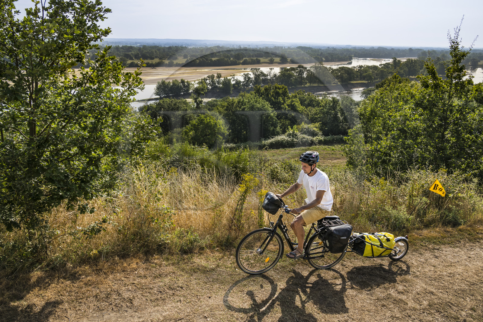 France, Maine-et-Loire (49), vallée de la Loire classée au Patrimoine Mondial par l'UNESCO, Saumur vers Saint-Hilaire, Camping Huttopia Saumur, randonnée à bicyclette sur les berges de la Loire, vélo avec une remorque transportant le matériel de camping