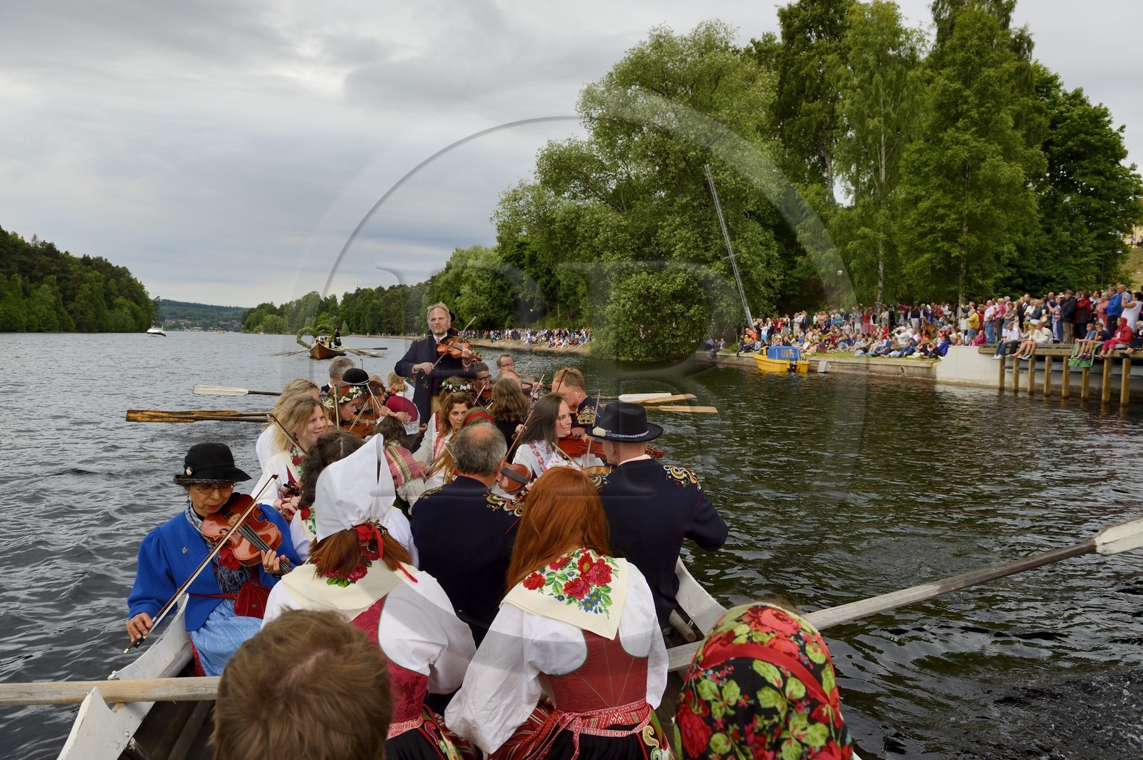 Suède, comté de Dalécarlie, Leksand, les très populaires célébrations du solstice d'été pour la Saint-Jean, transfert dans les anciennes Barques d’Eglises sur le lac Siljan