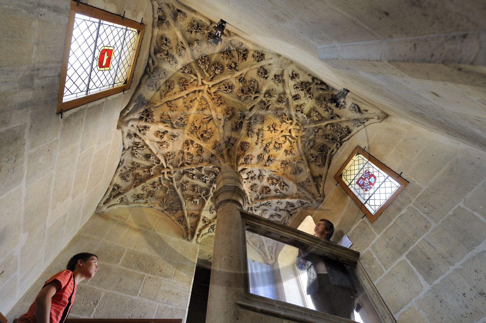 France, Paris (75), La tour (de) Jean-sans-Peur édifiée au XVe siècle, dernier vestige de l'hôtel des ducs de Bourgogne rue Étienne-Marcel, construite sur l'enceinte Philippe-Auguste, le décor végétal de la voûte de l'escalier à vis