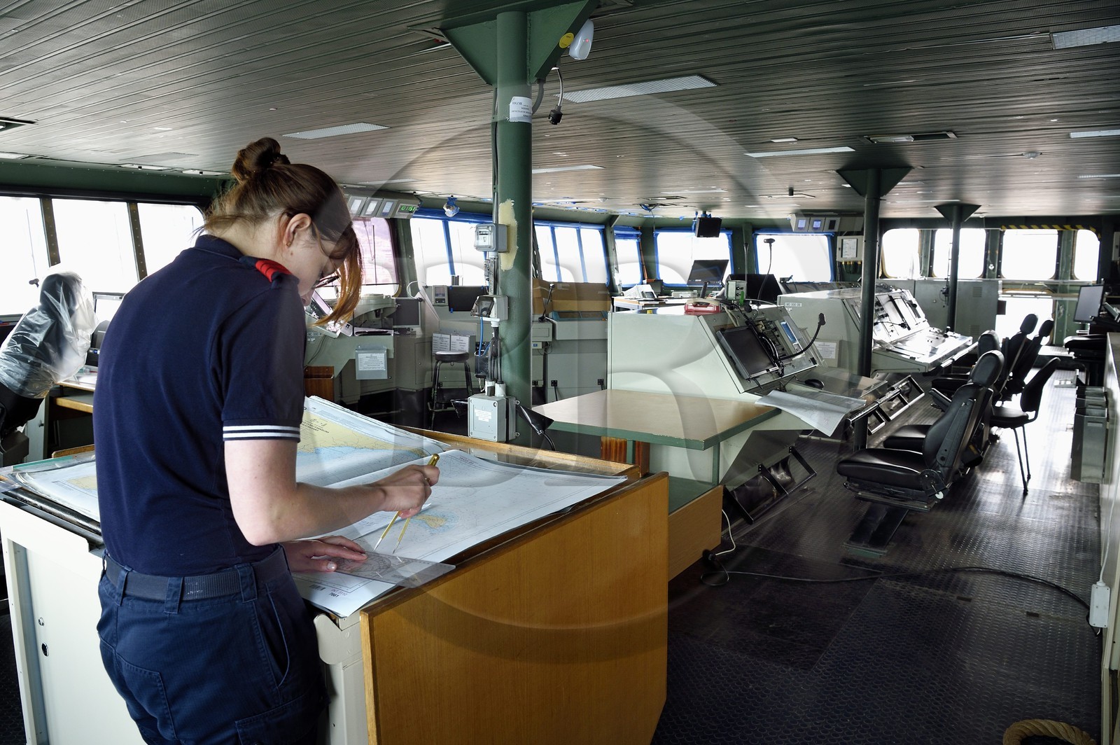 France, Var (83), Toulon, la base navale (Arsenal), le porte-avions à propulsion nucléaire Charles de Gaulle en rénovation de mi-vie, officier à la passerelle de navigation étudiant une carte avec son compas