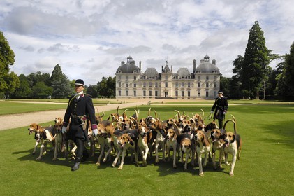 France, Loir et Cher, Chateau de Cheverny, the hunstmen Vol au Vent and La Rosée, who manage the pack of 90 dogs for hunting