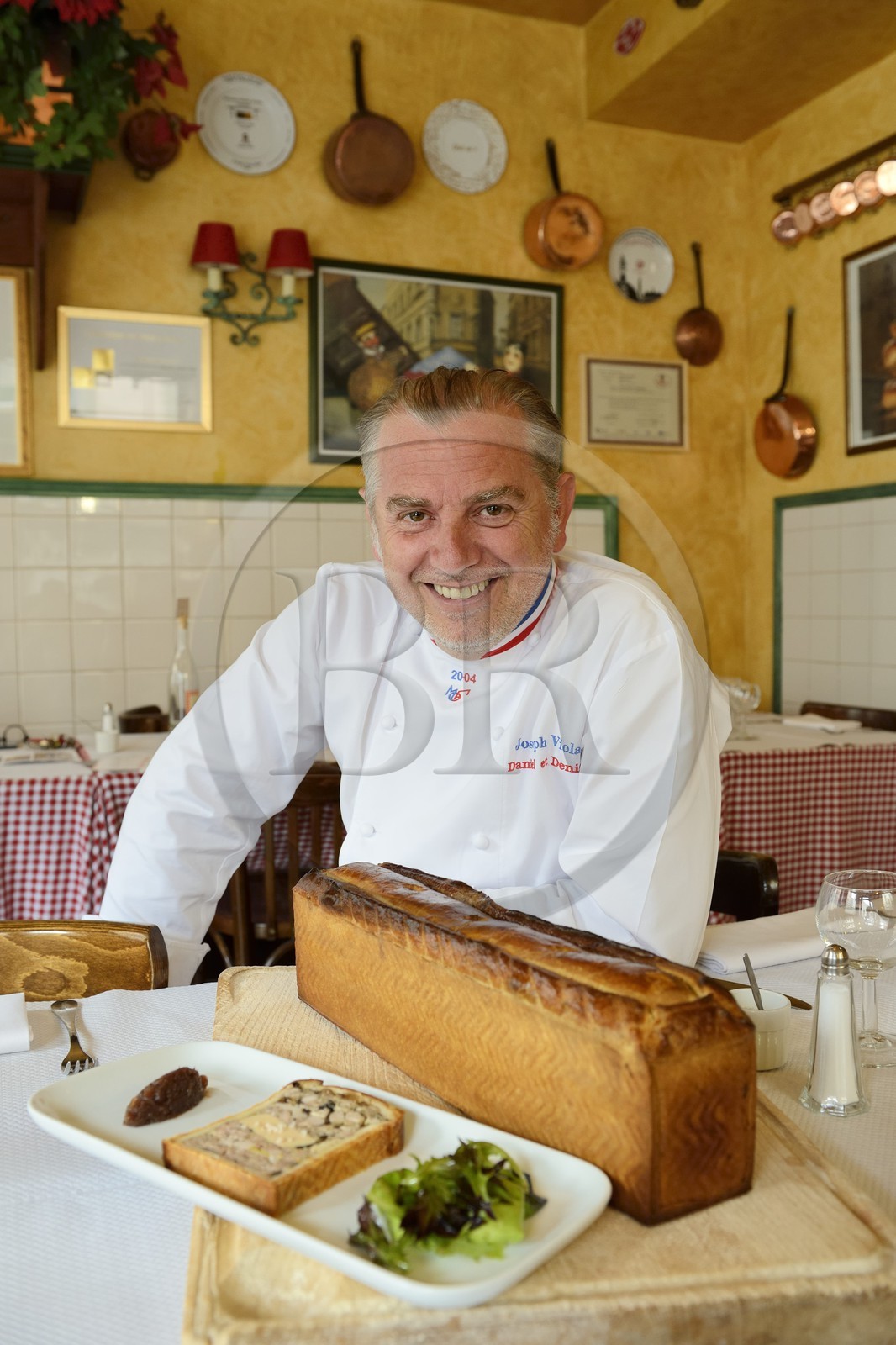 France, Rhône (69), Lyon, Restaurant bouchon lyonnais Daniel et Denise, le chef meilleur ouvrier de France 2004 Joseph Viola et son réputé Pâté en croute au foie gras et ris de veau