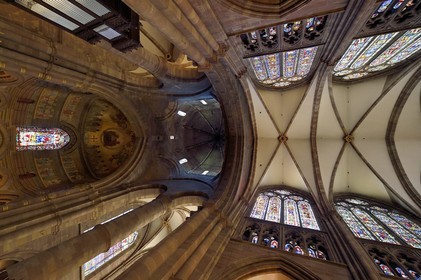 France, Bas-Rhin (67), Strasbourg, vieille ville classée au Patrimoine Mondial de l'UNESCO, la cathédrale Notre-Dame, la tour Klotz du choeur roman à gauche et le plafond de la nef gothique à droite