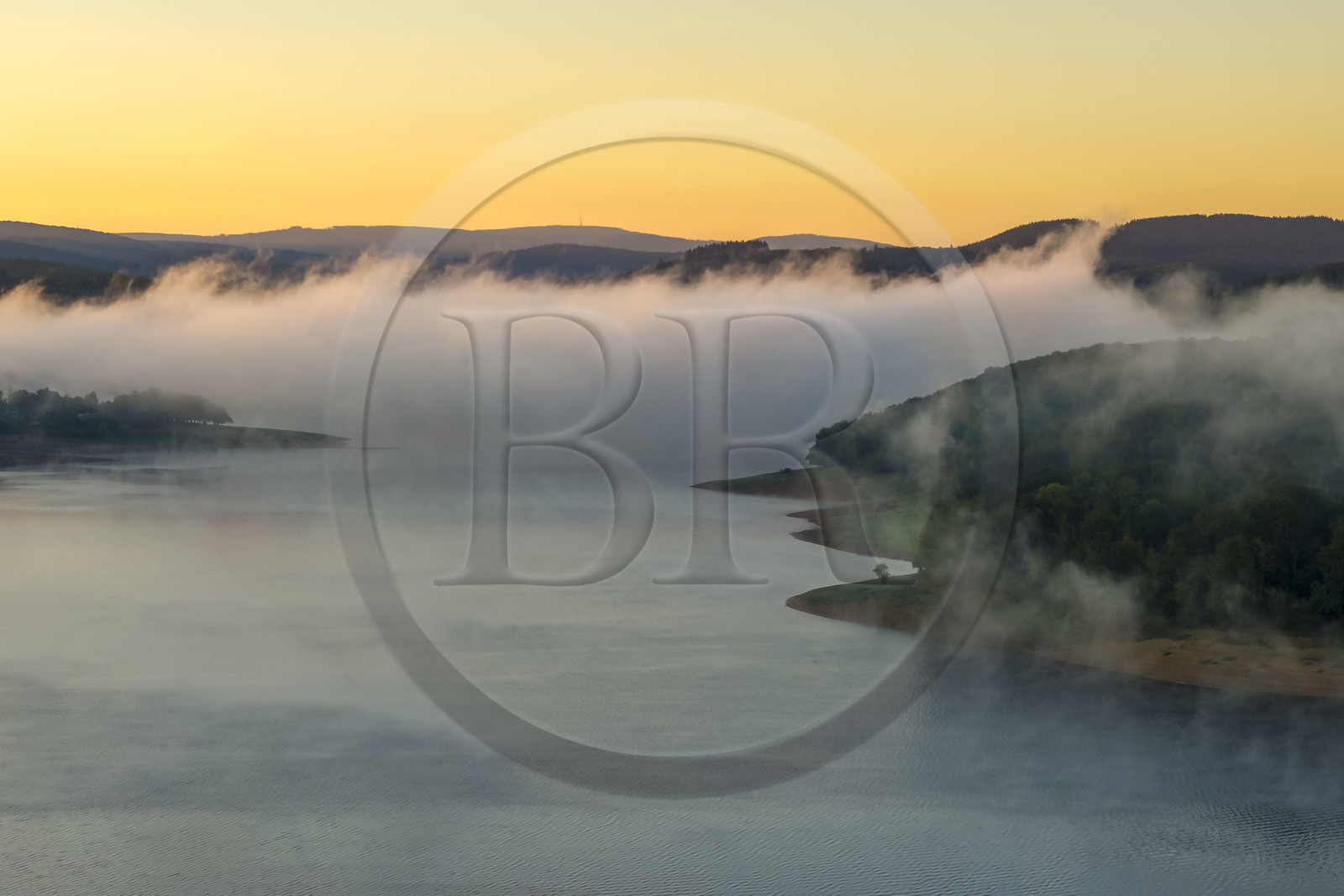 France, Nièvre (58), Parc naturel régional du Morvan, Chaumard, lac de Pannecière dans la brume du petit matin (vue aérienne)