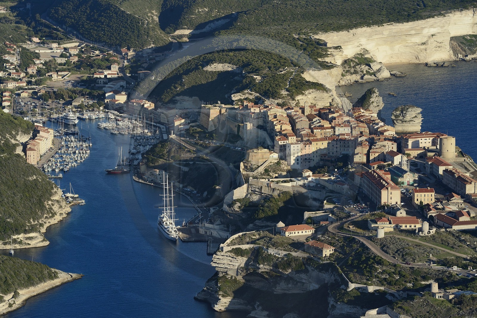 France, Corse-du-Sud (2A), Bonifacio, les falaises calcaires, la citadelle et la vieille ville (vue aérienne)