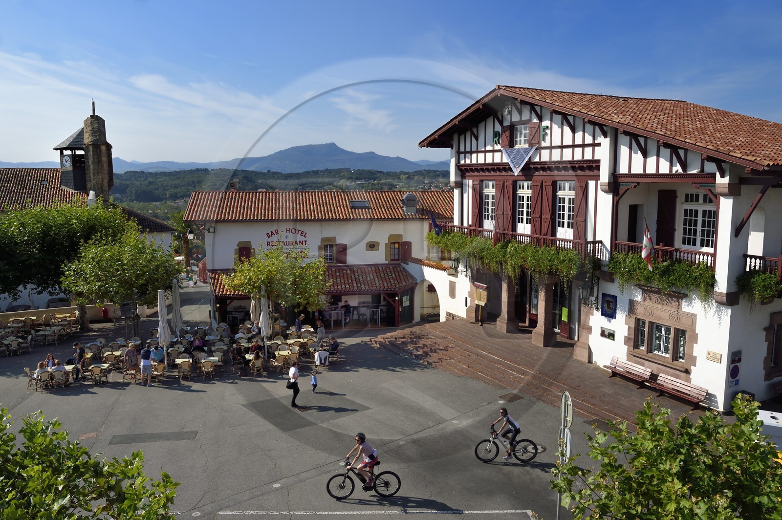 France, Pyrénées-Atlantiques (64), la côte du Pays-Basque, Bidart, l'église Notre-Dame-de-l'Assomption et l'Hotel de Ville