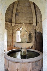 France, Var (83), Abbaye cistercienne du Thoronet, la fontaine du cloitre