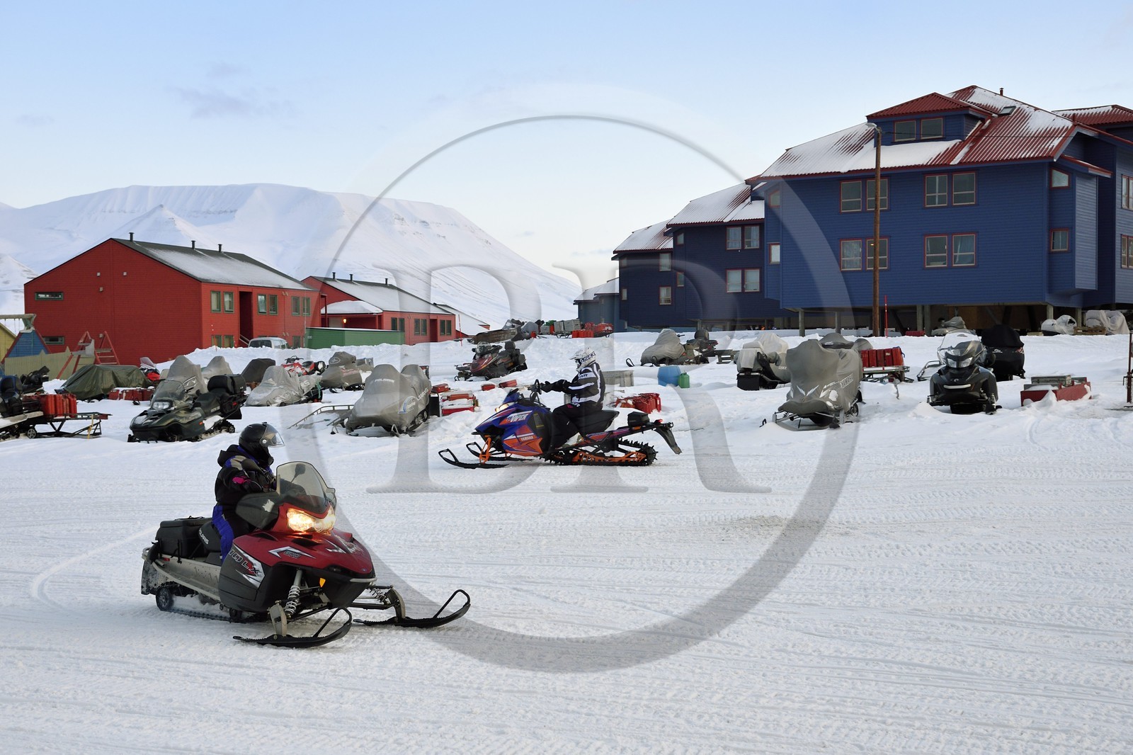 Norvège, Svalbard, Spitzberg, Longyearbyen, motoneige en centre ville