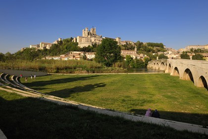 France, Hérault (34), Béziers, la cathédrale Saint Nazaire et le Pont-Vieux sur la rivière Orb