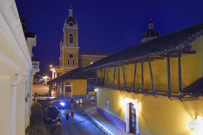Nicaragua, Granada, rue donnant sur la place de parque Central (Parque Colon) et la cathédrale