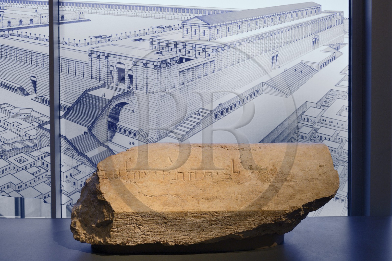 Israel, Jérusalem, quartier de Guivat Ram, musée d'Israel, departement d'archéologie, ce bloc de pierre est tombé du parapet à l'angle sud-ouest du Mont du Temple dans la rue en-dessous lors de la destruction du second temple. Son inscription à la place de claironner» indiqueindique qu'il a marqué le lieu qu'un prêtre prendrait pour signaler en trompette le début et la fin du Sabbat, 1er siècle avant notre ère