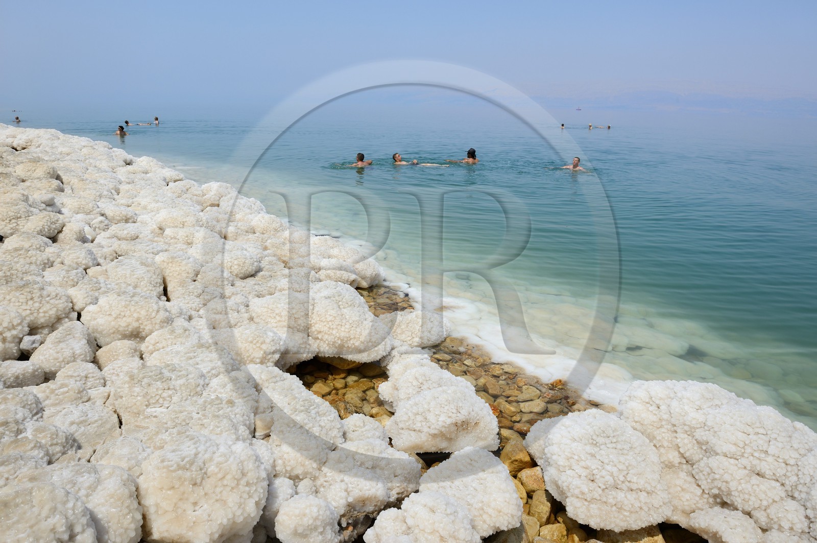 Israel, District sud,  baigneurs à la plage de Ein Gedi sur la Mer Morte, concrétions salines