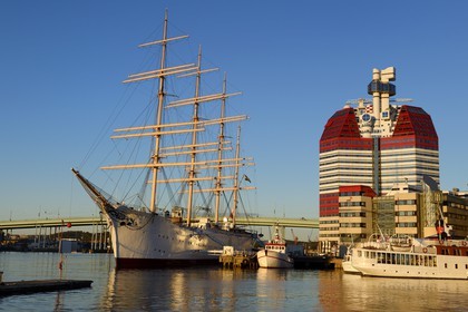 Sweden, Västra Götaland, Göteborg (Gothenburg), the skyscraper Götheborgs-Utkiken and the sailing boat Viking on the Lilla bommens hamm docks