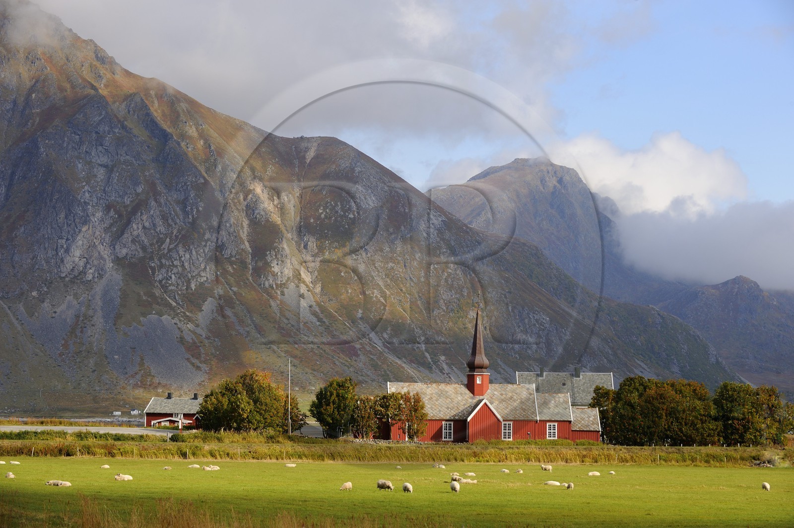 Norvège, Nordland, Iles Lofoten, ile de Flakstadoy, église en bois de Flakstad