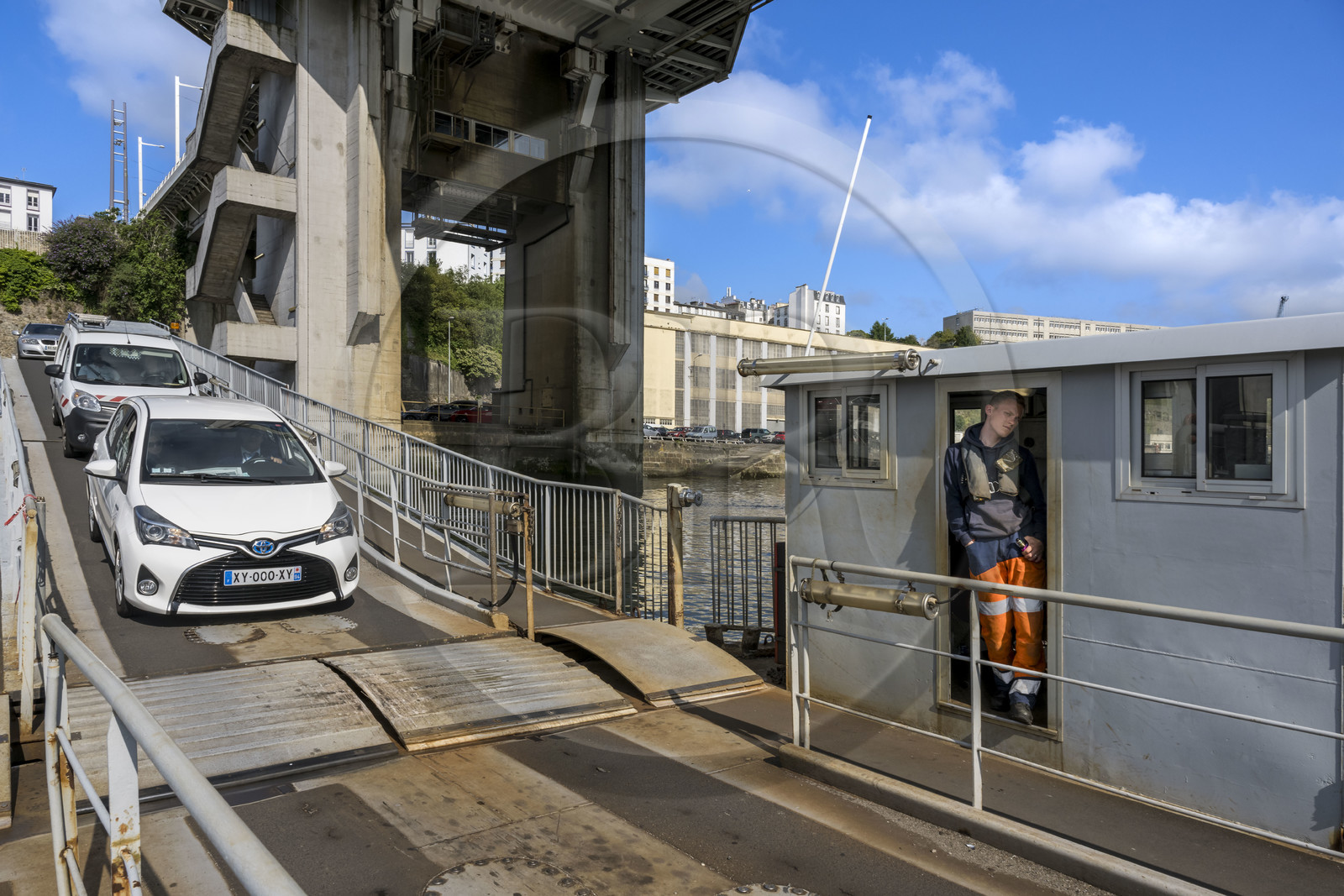 France, Finistère (29), Brest, l'arsenal, le port militaire est une base navale de la Marine nationale, un des deux ponts flottants interne à la base
