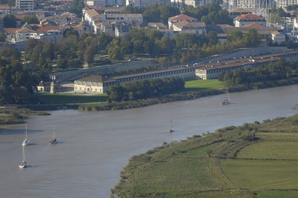 France, Charente-Maritime (17), Rochefort, la Corderie Royale dans le quartier de l'Arsenal le long de la Charente (vue aérienne)