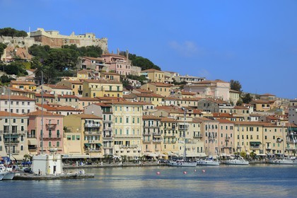 Italie, Toscane, l’Ile d’Elbe, Portoferraio dominée par la forteresse Médicis