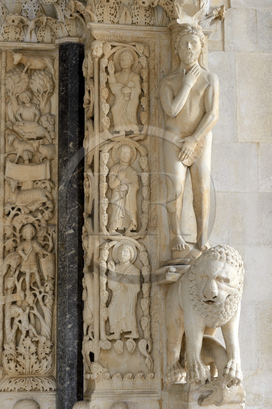 Croatie, Dalmatie, côte dalmate, Trogir, centre historique classé Patrimoine Mondial de l'UNESCO, portail occidental, joyau du sanctuaire, sculpté à partir de 1240 de la Cathédrale Saint Laurent de Trogir, sculpture d'Adam et bas-reliefs