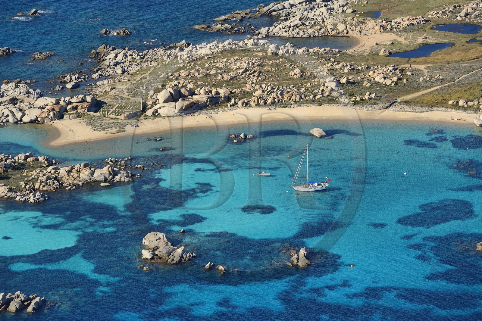 France, Corse-du-Sud (2A), Bonifacio, Réserve naturelle des iles Lavezzi et le cimetière Acciarino qui accueille les sépultures des naufragés de la Sémillante (vue aérienne)