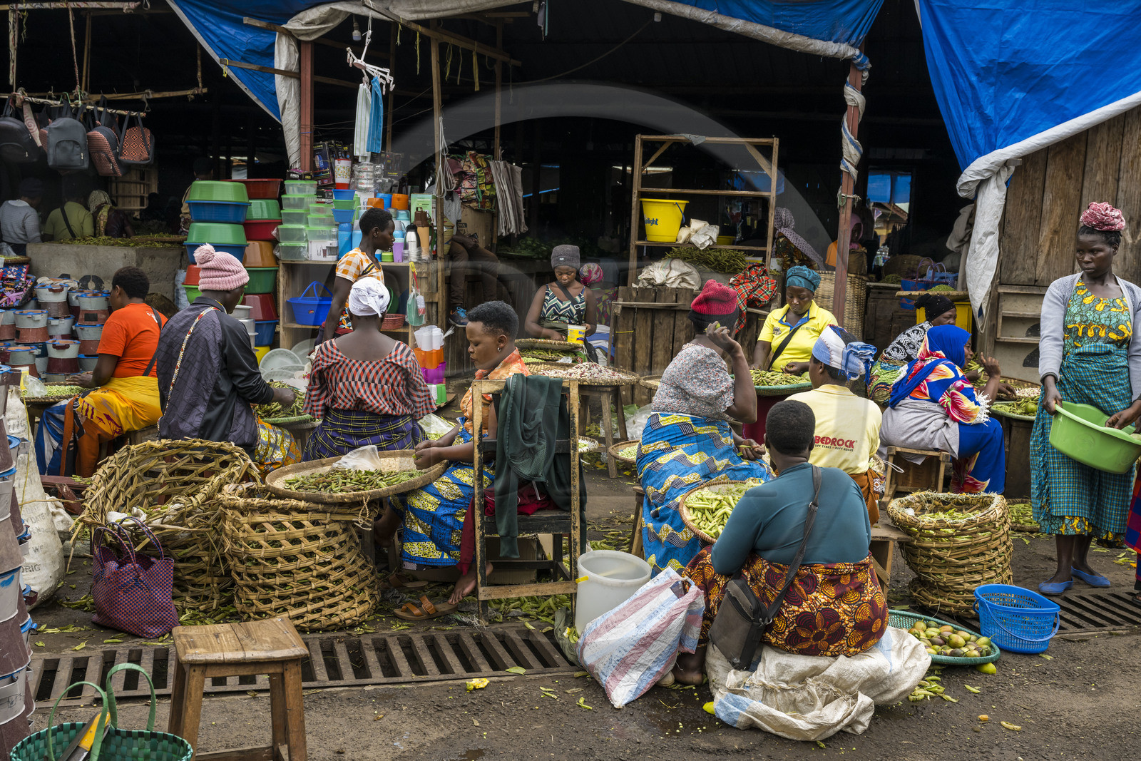 Rwanda, Province du Nord, Musanze (anciennement nommée Ruhengeri), le marché central, femmes écossant des petits pois
