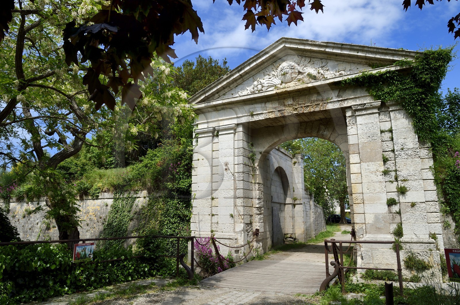 France, Charente-Maritime (17), La Rochelle, l'Avant-Porte Royale dans la promenade Henriette Bouchet-Pelletier