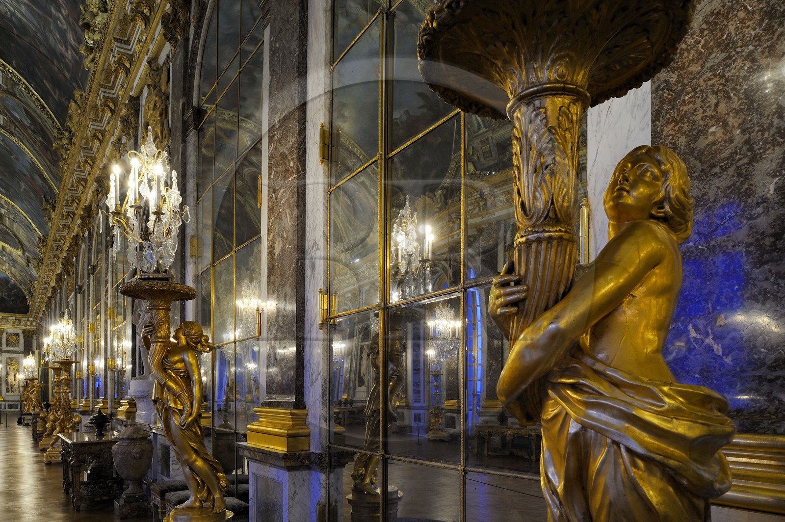 France, Yvelines (78), château de Versailles, classé Patrimoine Mondial de l'UNESCO, Galerie des Glaces (longueur 73m et largeur 10,50m) avec 17 fenêtres et 357 miroirs, architecte Jules Hardouin-Mansart (1678 - 1684)
