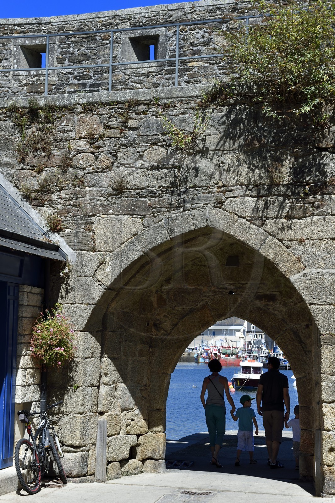 France, Finistère (29), Concarneau, les remparts de la Ville Close, porte qui débouche sur le port
