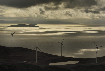 Norvège, Laponie, région du Finnmark, la côte vers le Cap Nord, éoliennes (vue aérienne)
