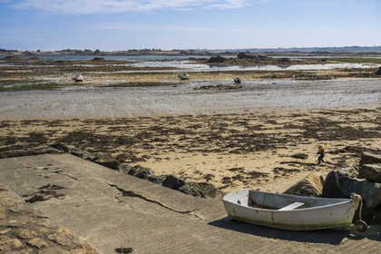 France, Cotes-d'Armor, Cote d'Ajoncs, Plougrescant, the beach of Porz Hir or Pors-hir at low tide