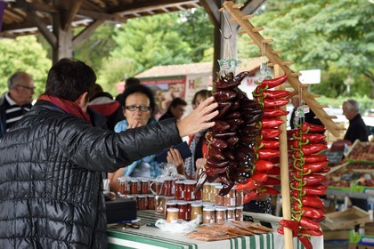 France, Pyrénées-Atlantiques (64), Pays-Basque, Saint-Jean-Pied-de-Port, le marché couvert, étal de piment d'Espelette