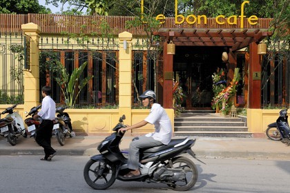 Vietnam, Hanoi, Le Bon Café behind the History museum