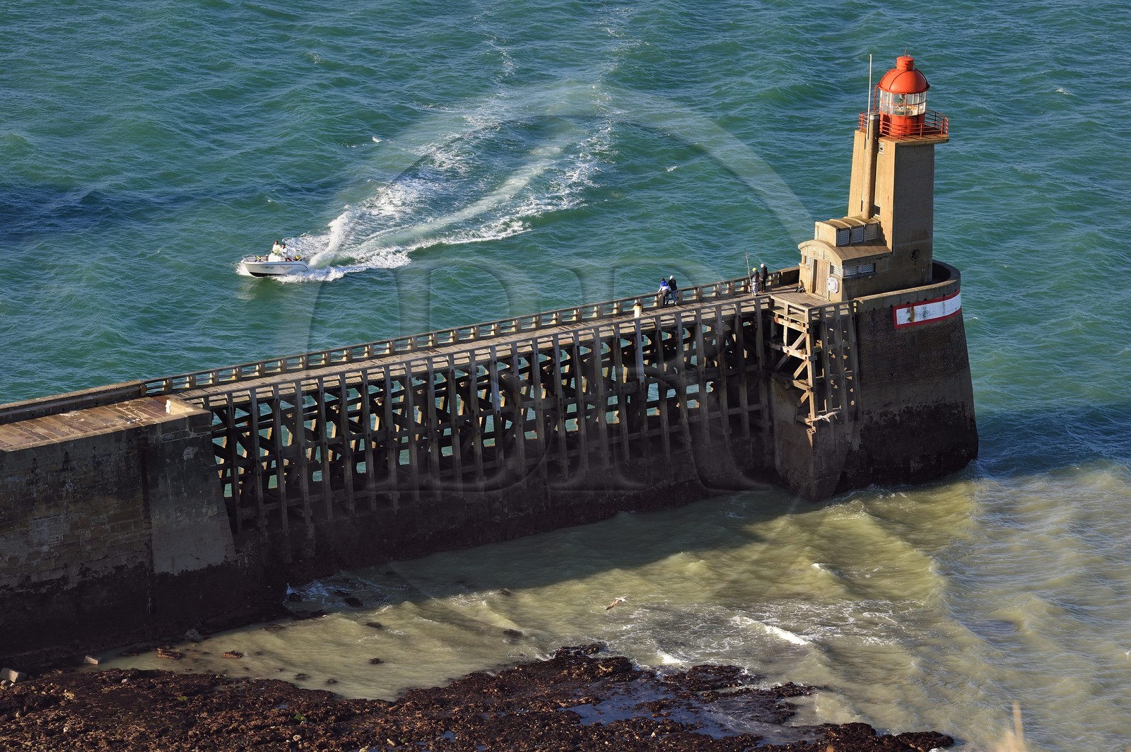 France, Seine-Maritime (76), Pays de Caux, Côte d'Albâtre, Fécamp, phare de la pointe Fagnet à l'entrée du port