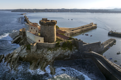 France, Pyrénées-Atlantiques (64), la côte du Pays-Basque, Ciboure, le fort de Socoa construit sous Louis XIII remanié par Vauban protégeant la baie de Saint-Jean-de-Luz (vue aérienne)