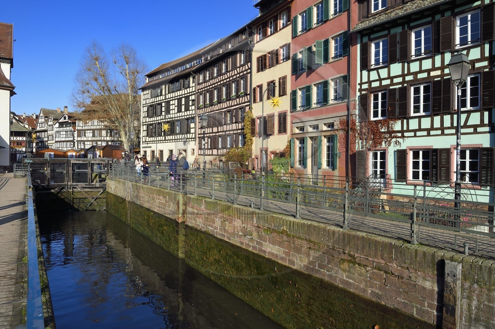 France, Bas-Rhin (67), Strasbourg, vieille ville classée au Patrimoine Mondial de l'UNESCO, quartier de la Petite France, l'écluse sur l'Ill vers le quai des Moulins et la passerelle des anciennes glacières