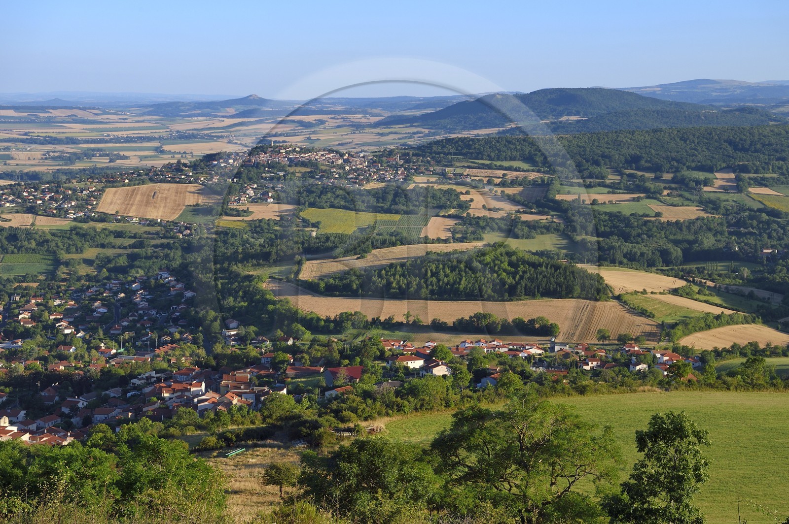 France, Puy-de-Dôme (63), La Roche-Blanche, le village de Gergovie au premier plan et Le Crest en arrière plan dans la plaine de la Limagne vu depuis le plateau de Gergovie