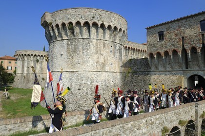 Italie, Ligurie, Sarzana, Napoleon Festival, troupes françaises de la Grande Armée quittant la citadelle (forteresse Firmafede)
