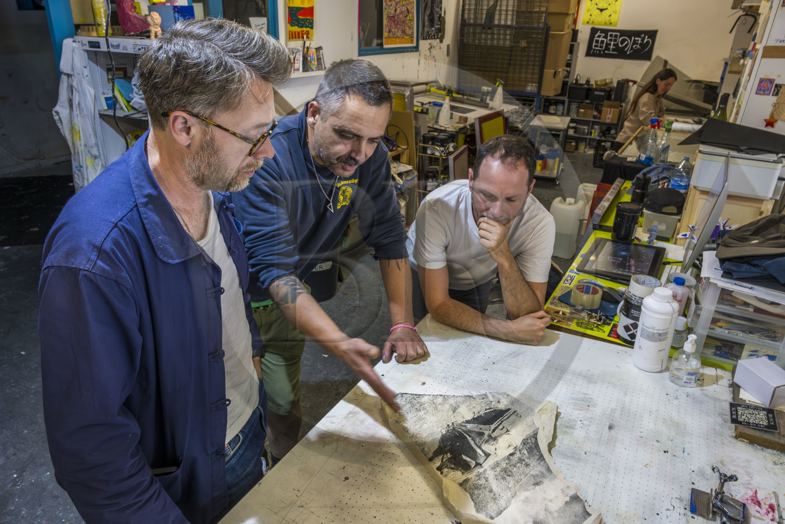 France, Vaucluse (84), Avignon, atelier Turboformat, l'artiste Ben Sanair à droite dans son atelier en compagnie l'artiste Lionel Vivier vérifiant ses plaques sur pierre sous le regard de Stéphane Ibars, directeur artistique de la Collection Lambert