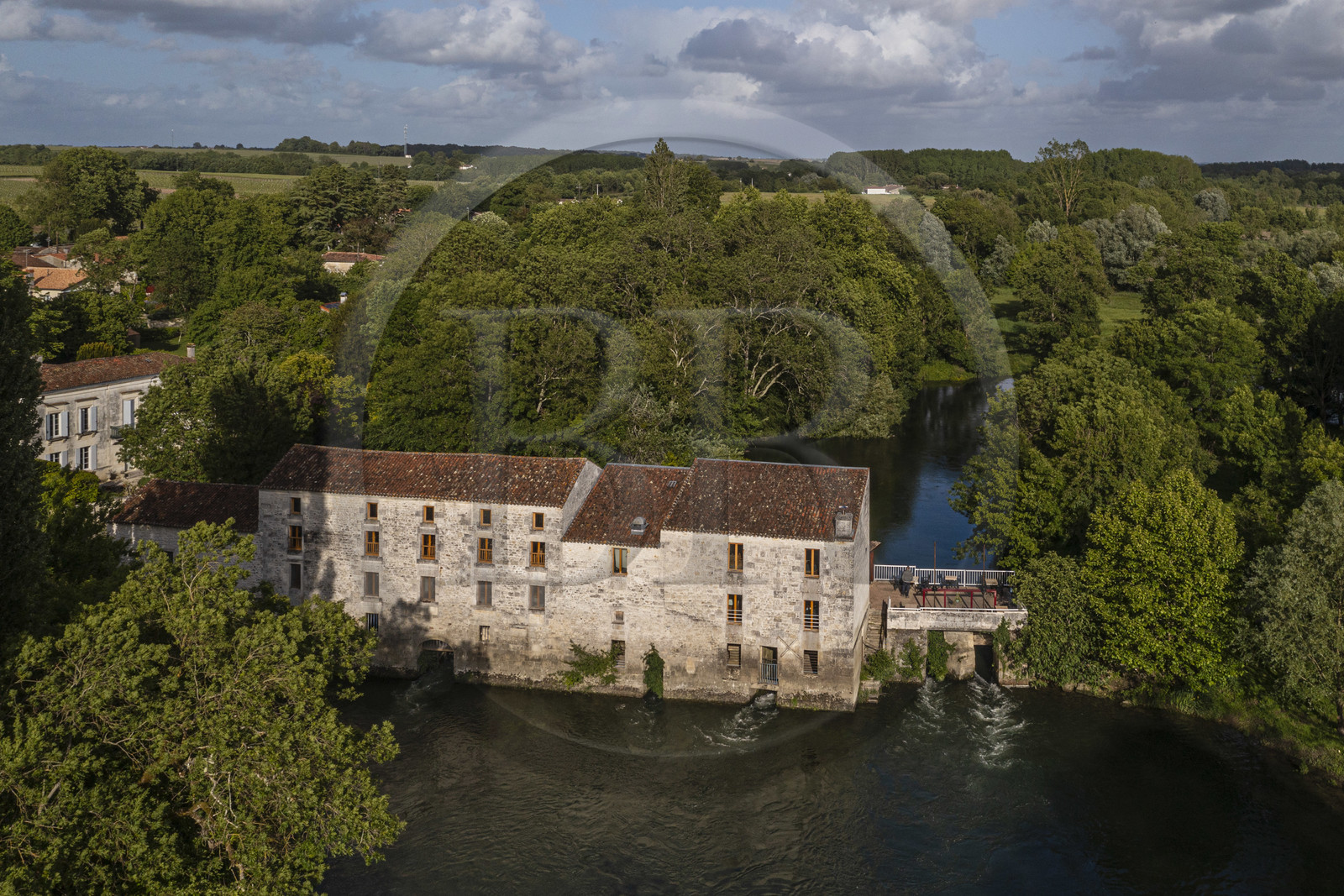 France, Charente-Maritime (17), Chaniers,  restaurant Le Moulin de la Baine, dans un moulin du XVIIe surplombant la Charente (vue aérienne)